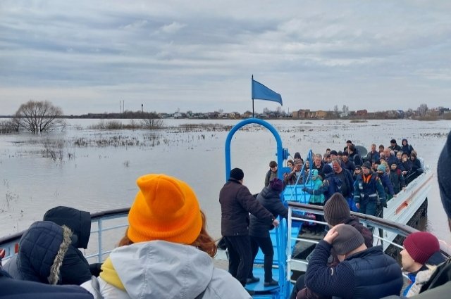 Река Ока вскрылась 11 марта. Каждый день вода в ней прибывает. Скоро сёла Заокское и Коростово превратятся в острова. Попасть туда можно будет только на катере.