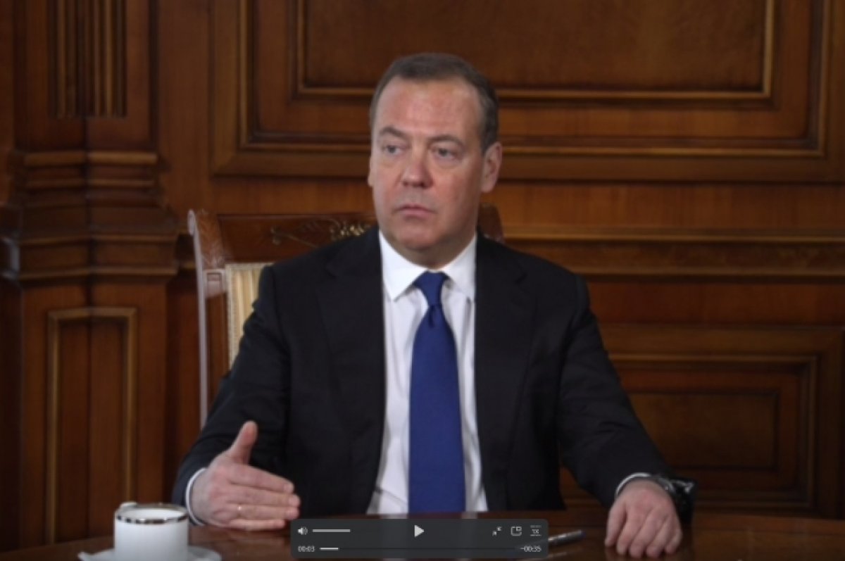 Медведев: вести переговоры с США по вооружениям – все равно что с Гитлером
