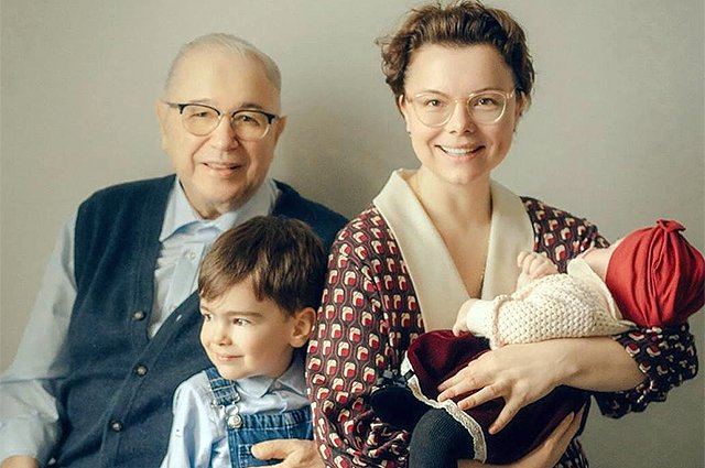 Евгений Петросян и Татьяна Брухунова с дочерью. 