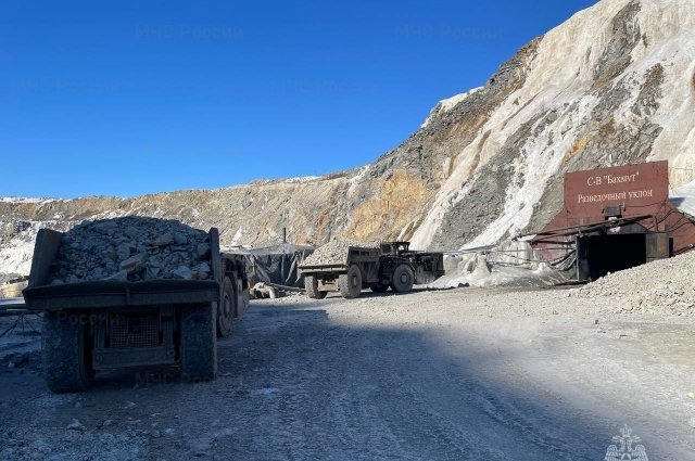 После обвала президент дал указания принять все меры для спасения шахтёров. На рудник выехали специалисты из других регионов.