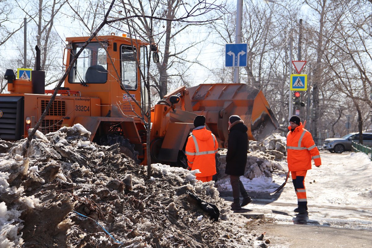 В Хабаровске началось ворошение снега по поручению мэра | АиФ Хабаровск