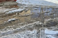 Реки на дорогах: улицы Оренбурга начала заливать талая вода