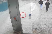 В Оренбурге вандалы разбили стекло остановки на пр. Победы