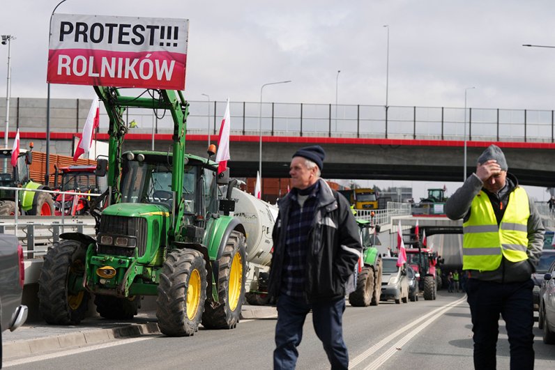 Надпись на баннере: «Протест фермеров».