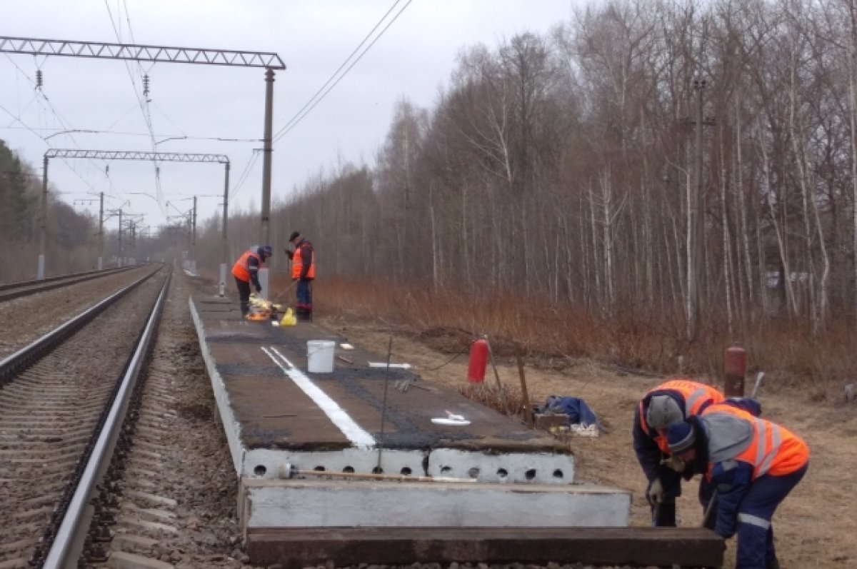 Железнодорожники строят временные платформы в поселке Радица-Крыловка