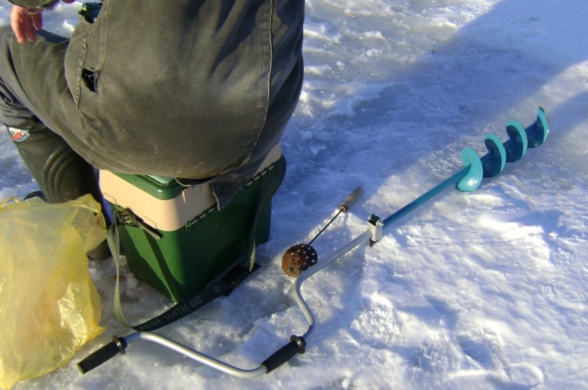 Рыбак провалился под лёд на озере Орлик-5 в Брянске