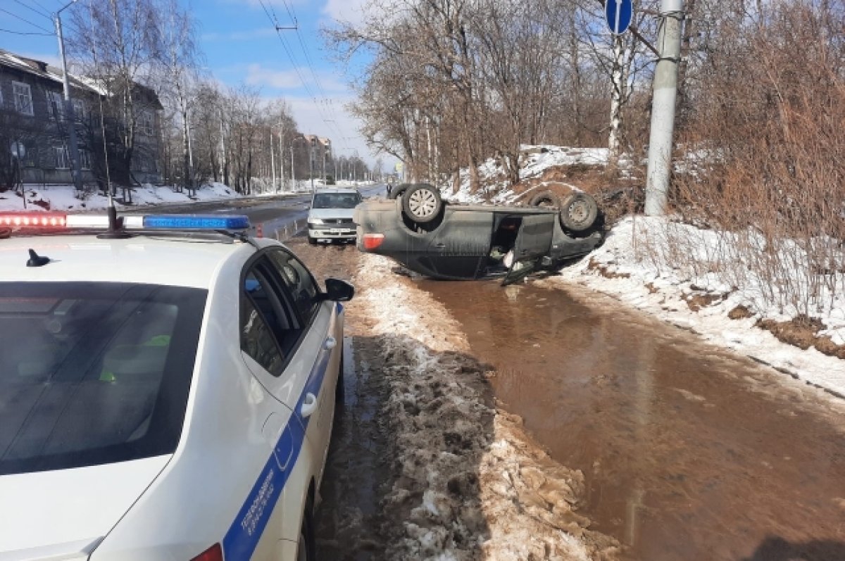 В центре Петрозаводска водитель сбил пешехода и перевернул автомобиль | АиФ  Карелия