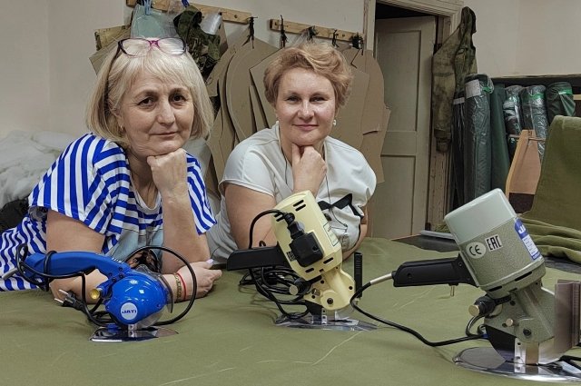 Лилия Шакимова и Лариса Горяева гордятся, что их изделия помогают нашим солдатам.