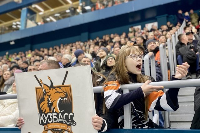 Среди болельщиков было много детей, которые активно поддерживали кузбасских хоккеистов. 