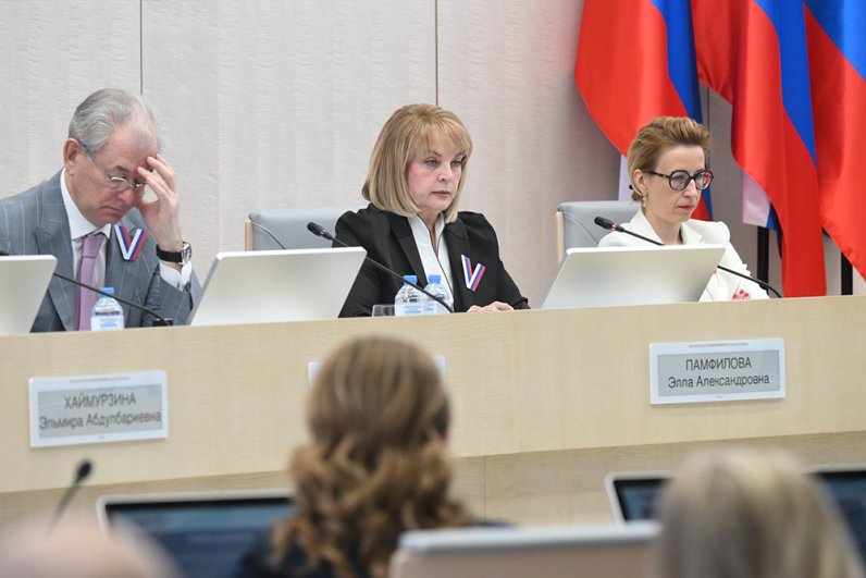 Председатель Центральной избирательной комиссии РФ Элла Памфилова (в центре) проводит заседание по итогам голосования на выборах президента РФ 2024 года.