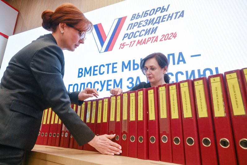 Сотрудники Центральной избирательной комиссии РФ выкладывают папки с итоговыми протоколами региональных избирательных комиссий по результатам голосования на выборах президента РФ 2024 года.