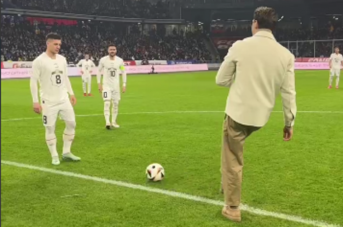 Актер Бикович нанес символический удар по мячу перед матчем РФ с Сербией