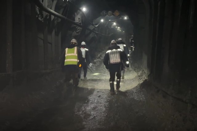 Работы по спасению горняков на шахте «Пионер» продолжаются круглосуточно