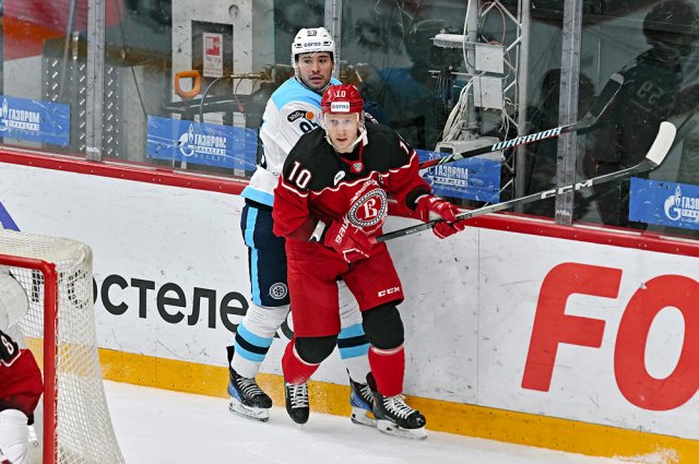 Сезон у Владимира Галузина (номер 10, на фото - справа) получился не самым удачным, но заканчивать карьеру нижегородский хоккеист не собирается.