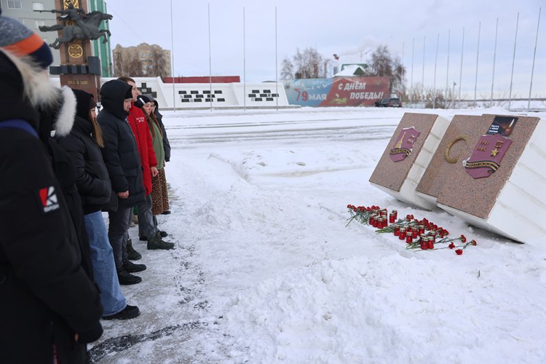 Люди возле плиты города-героя Москвы на площади Победы в Якутске во время акции в память о жертвах теракта в подмосковном «Крокус Сити Холле».
