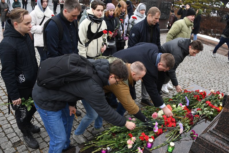 Люди возлагают цветы у стелы «Владивосток - город воинской славы» во время акции в память о жертвах теракта в подмосковном «Крокус Сити Холле».
