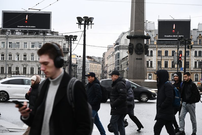 Медиаэкран «Скорбим» у Московского вокзала в Санкт-Петербурге в память о жертвах теракта в подмосковном «Крокус Сити Холле».  