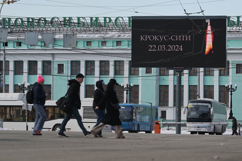 Медиаэкран с изображением свечи с траурной надписью на одной из улиц Новосибирска в память о жертвах теракта в подмосковном «Крокус Сити Холле».