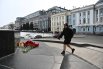 Жители Нижнего Новгорода несут цветы к памятнику Чкалову, где появился стихийный мемориал.