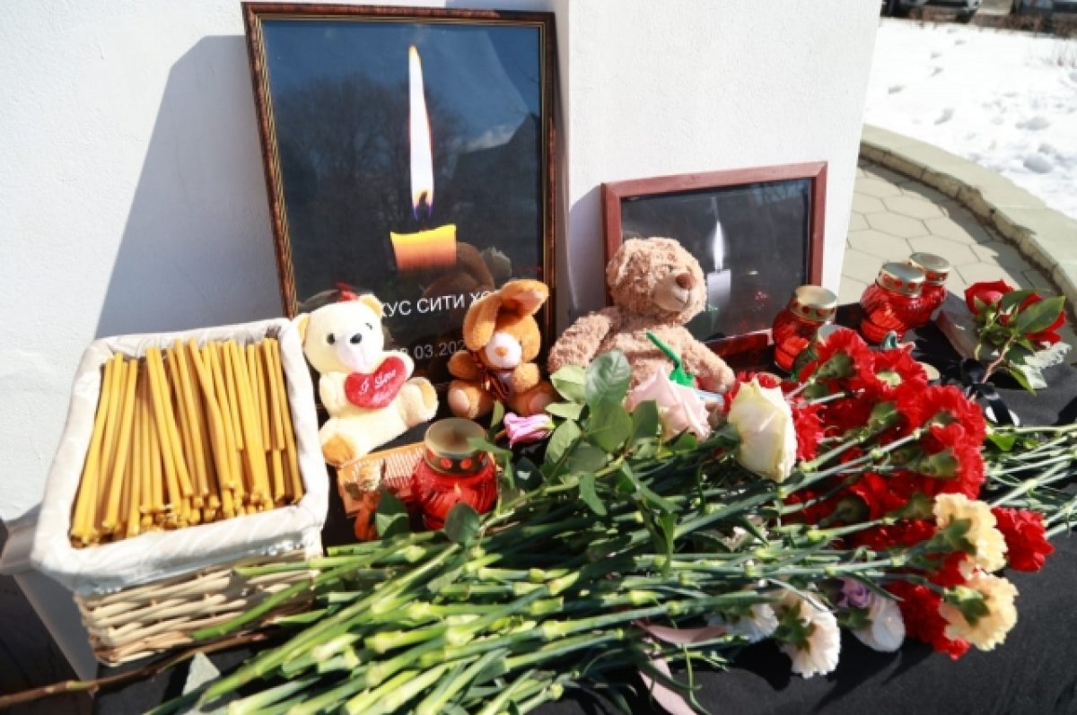 Барнаульцы несут цветы и игрушки к мемориалу в память о жертвах теракта