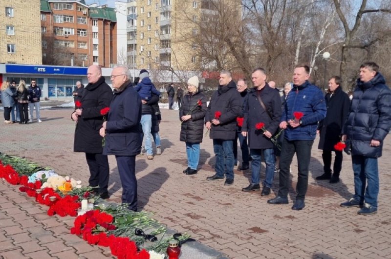 Почтить память погибших пришли мэр Красноярска Владислав Логинов и бывший губернатор Красноярского края Александр Усс.