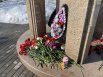 Пермяки оставляют цветы у мемориала памяти жертвам пожара в клубе «Хромая лошадь»