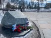 В Кемерово люди несут цветы к мемориалу у парка Ангелов на месте сгоревшего ТЦ «Зимняя вишня».