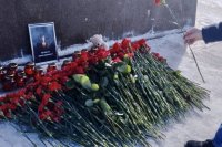 Стихийный мемориал в Ханты-Мансийске в память о жертвах теракта в «Крокусе».