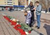 В Красноярске на Красной площади возле стихийного мемориала уже сотни цветов. Люди приносят игрушки в память о погибших детях, зажигают свечи.