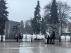 Ярославль. Люди несут цветы к мемориалу «Вечный огонь».