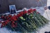 Стихийный мемориал в Ханты-Мансийске у монумента «Югра многоликая».