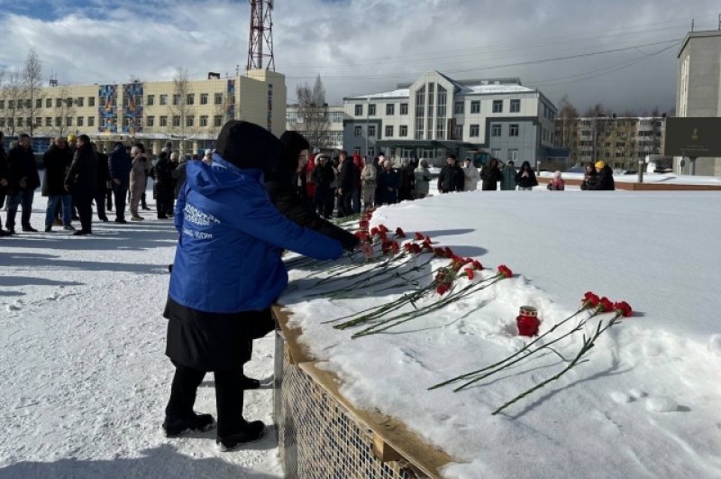 Стихийный мемориал в Сургуте.