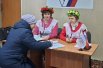 Последний день выборов Президента РФ выпал на Масленицу, к чему сотрудники избирательных участков подготовились заранее, нарядившись в национальные костюмы.