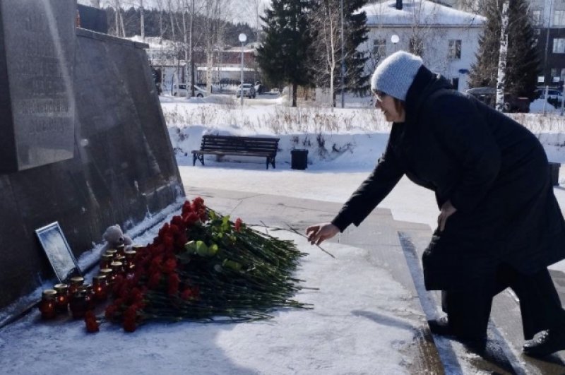 Стихийный мемориал в Ханты-Мансийске у монумента «Югра многоликая». 