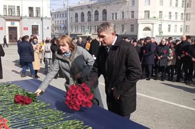 Руководитель региона Олег Николаев почтил память погибших.