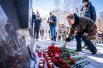 Губернатор Наталья Комарова возложила цветы к стихийному мемориалу в Ханты-Мансийске.