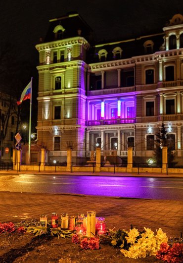 Акция в памяти о жертвах теракта в подмосковном «Крокус Сити Холле» в Риге.