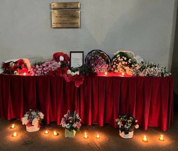 Акция в памяти о жертвах теракта в подмосковном «Крокус Сити Холле» в Ташкенте.