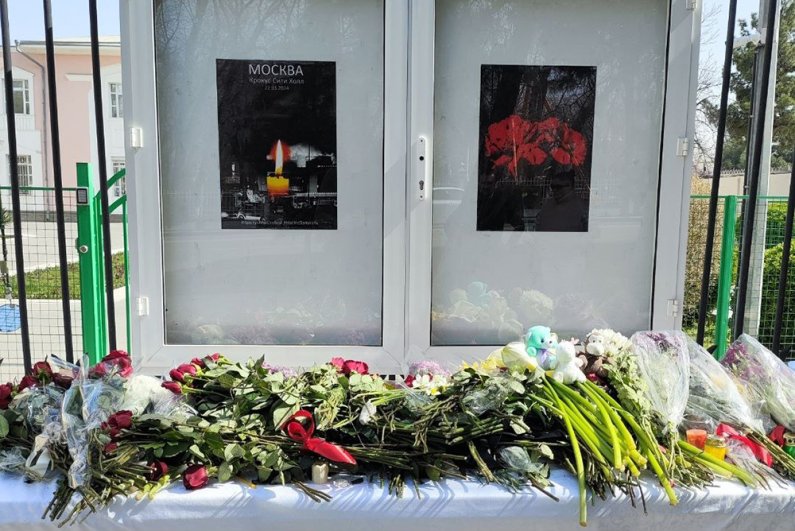 Акция в памяти о жертвах теракта в подмосковном «Крокус Сити Холле» в Туркменистане.