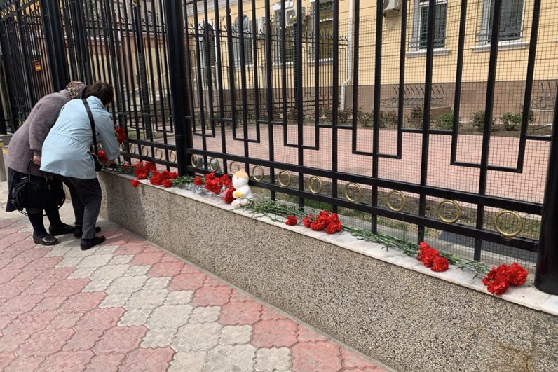 Акция в памяти о жертвах теракта в подмосковном «Крокус Сити Холле» в Таджикистане.