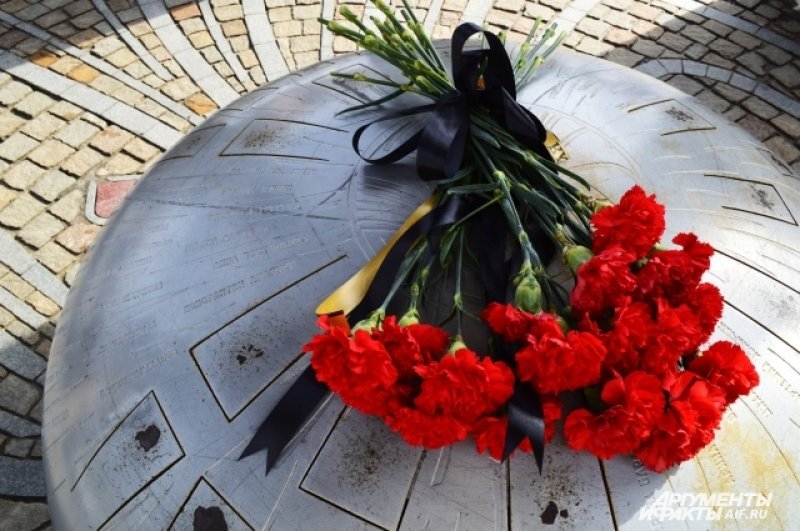 Имена погибших выгравированы и на глюкофоне. В парк Ангелов регулярно приносят цветы. 