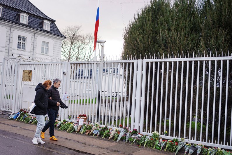 Стихийный мемориал в Копенгагене в память о погибших в «Крокус Сити Холл».