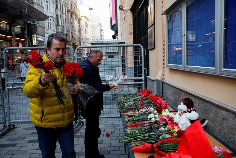 Стихийный мемориал в Стамбуле в память о погибших в «Крокус Сити Холл».