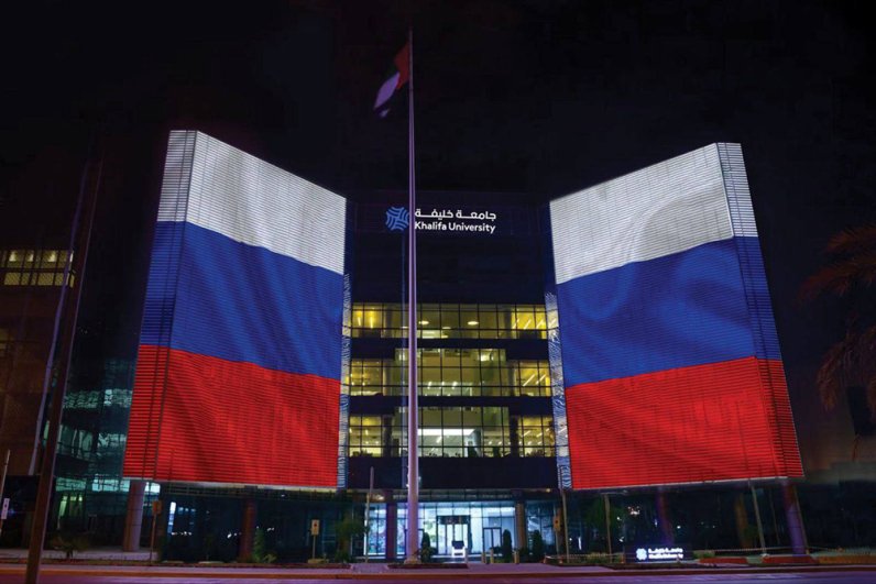 Арабские эмираты окрасили свои знаковые достопримечательности в цвета российского флага в знак солидарности с жертвами теракта.