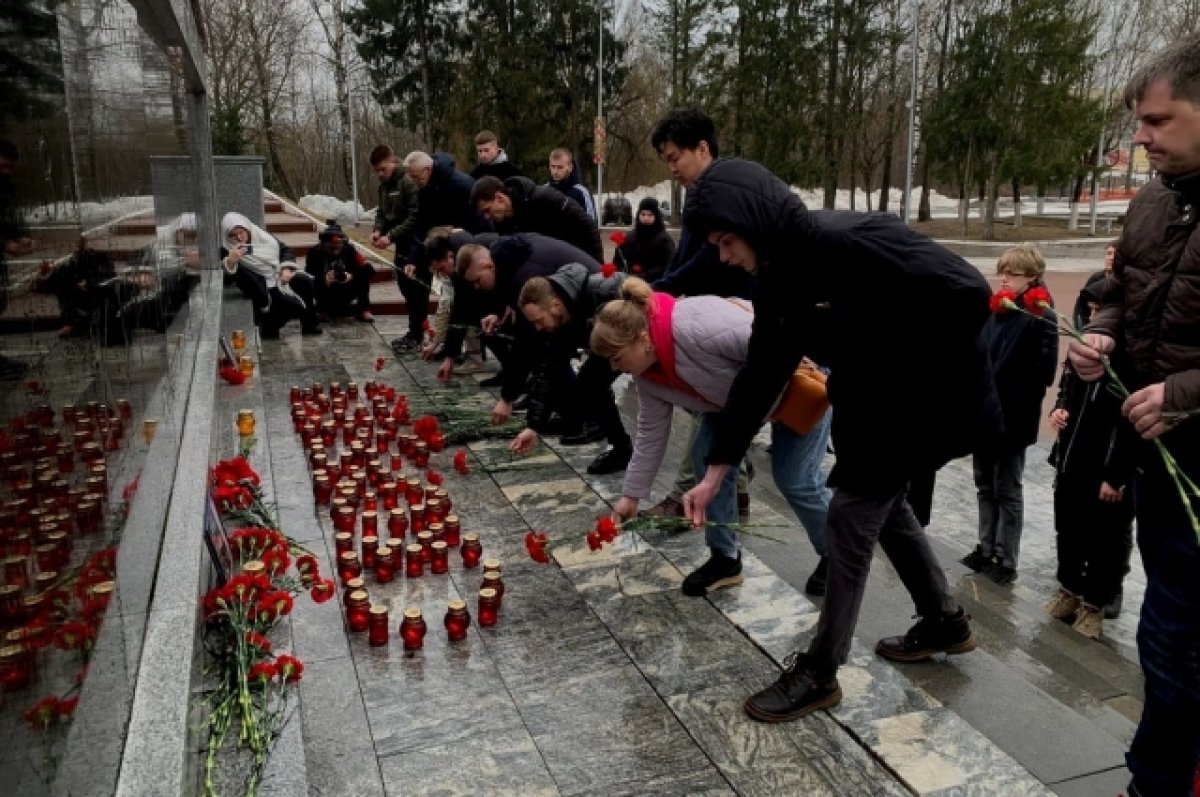 Жители Брянской области несут цветы к стихийным мемориалам