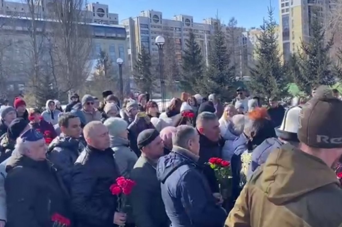 Сотни омичей возложили цветы в сквере Дружбы народов | АиФ Омск