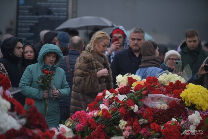 Балерина Анастасия Волочкова возложила цветы к стихийному мемориалу в память о жертвах теракта в «Крокус сити холле».