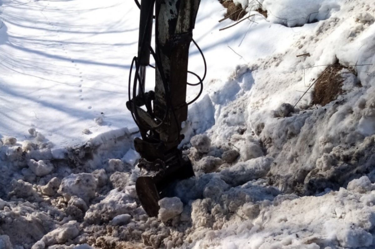 Сотни кубометров снега вывезли в Алтайском крае при подготовке к паводку