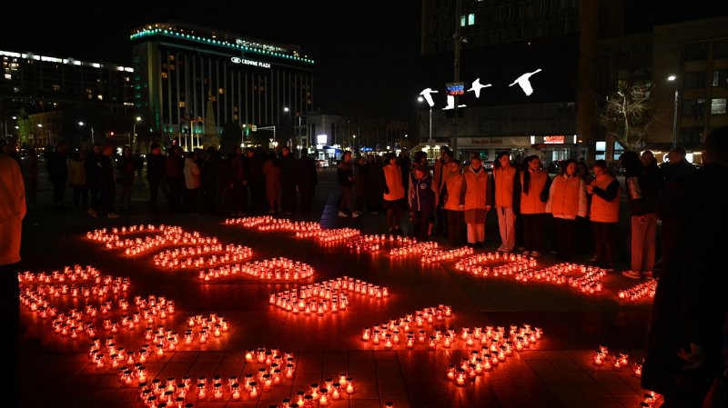 Жители Краснодара составили надпись из свечей на Главной городской площади.