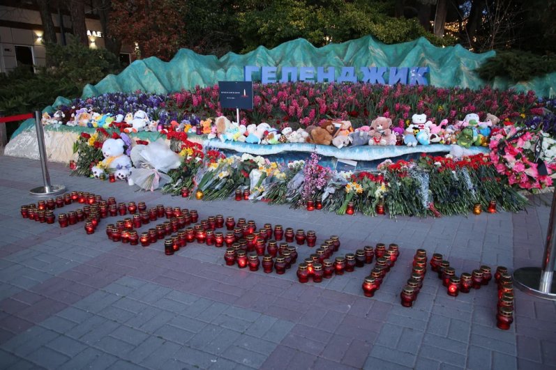 На центральной площади Геленджика организовано место, куда жители и гости курорта могут принести цветы.